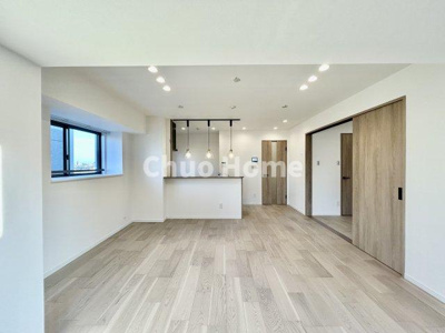 【ダイニング】 | エクセレント船堀 | 【ダイニング】忙しい朝でも、しっかり家族が揃って食事をして頂けるゆとりある大きさのダイニングスペース。奥様が作る手料理をカウンター越しに受けとって頂き、テーブルで囲む素敵な時間を存分に愉しんで下さい。