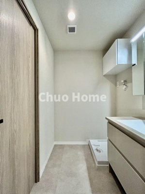 【脱衣所】 | エクセレント船堀 | 【洗面所】明るい洗面所は朝をすっきりさせてくれる空間です。バタバタしている忙しい朝でも収納が多い洗面台では短い時間で効率良く支度ができます。