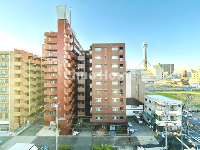 【展望】 | エクセレント船堀 | 手を伸ばせば、ふれることが出来そうな環境が、そのままインテリアになったような印象です。その豊かな眺望にふさわしい空間には、通風・採光にも優れ、心地よい光と風があふれています