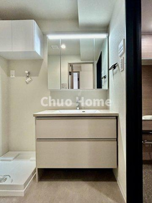 【独立洗面台】 | エクセレント船堀 | 【洗面化粧台】洗面化粧台には三面鏡を採用。身だしなみを整えやすい事はもちろんですが、鏡の後ろに収納スペースを設ける事により、散らかりやすい洗面スペースをすっきりさせる事が出来るのも嬉しいですね