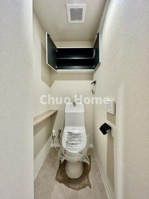 【トイレ】 | エクセレント船堀 | 【トイレ】 収納スペースをしっかりと確保した温水洗浄便座機能付きトイレ。温水洗浄便座は清潔にお使いいただくための大切なアイテムです。