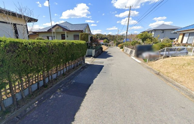 いすみ市大原台　平家中古戸建の前面道路含む現地写真|西武グリーンタウン分譲地 敷地約108坪 2LDK平屋 自然豊かな分譲地内  