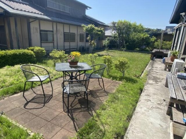 いすみ市大原台　平家中古戸建の庭|西武グリーンタウン分譲地 敷地約108坪 2LDK平屋 自然豊かな分譲地内  