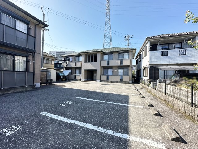 シャーメゾン愛宕山 C棟の駐車場