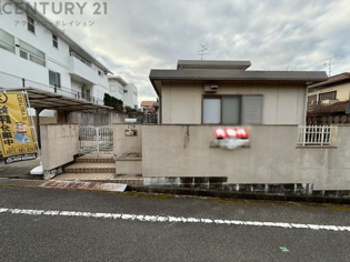 一種低層地域に指定された閑静な住宅地に立地する中古戸建です。敷地面積広々79.54坪、リビングは21帖あり開放的な空間となっております。