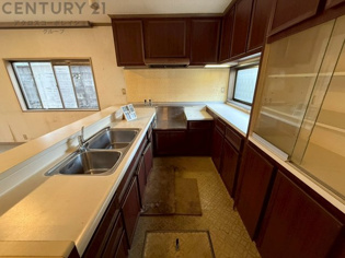 シンプルなデザインと使いやすさを兼ね備えた対面式システムキッチンは、効率的な作業スペースを提供し、家族やゲストとのコミュニケーションを促進します。