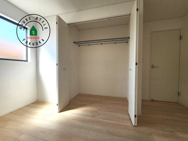 糟屋郡須恵町上須惠第4-2棟（2号棟）の内観：施工例|壁面クローゼットのメリットは、衣類が横一列に並ぶためひと目で洋服が選びやすいこと。衣類をたくさんお持ちの方も、限られたスペース内に無理なく収納することができます。