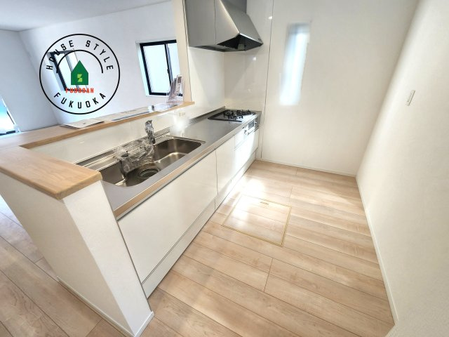 糟屋郡須恵町上須惠第4-2棟（2号棟）の内観：施工例|カウンターキッチンなら、リビングで遊ぶ子供の様子を見ながら料理ができるので安心です。料理を運んでもらったり、子供にお手伝いしてもらいやすいのもいいですね。