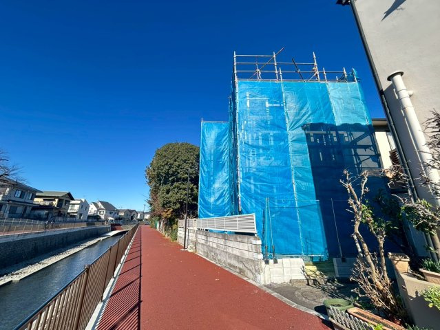 杉並区荻窪1丁目　新築戸建の前面道路含む現地写真|2026年3月完成予定！

現地ご見学希望・資料請求などお気軽にお問い合わせ下さい！
03-5990-5201