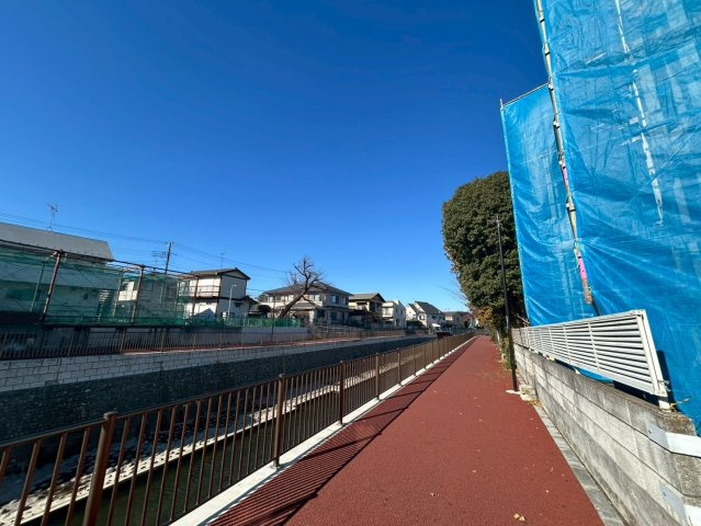 杉並区荻窪1丁目　新築戸建の外観|2026年3月完成予定！
（2025年12月1日撮影）

現地ご見学希望・資料請求などお気軽にお問い合わせ下さい！
03-5990-5201