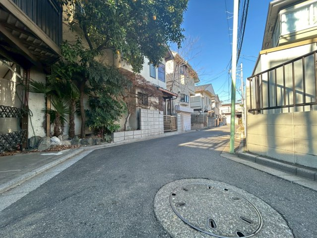 杉並区荻窪1丁目　新築戸建の前面道路含む現地写真|2026年3月完成予定！
（2025年12月1日撮影）

現地ご見学希望・資料請求などお気軽にお問い合わせ下さい！
03-5990-5201