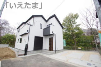 【外観パース】 | 【仲介手数料無料！！】稲城市若葉台１丁目　新築戸建て（全4棟）1号棟　5190万円 | 本パースは、イメージ図につき、風景、建物、植栽などについては施工後の現物との差異が生じます
つきまして本パースによって生じたいかなる損害については一切責任を負いません