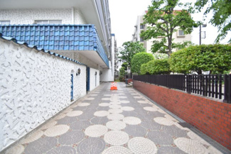 【エントランス】 | お客様を、そして住人を出迎えてくれるマンションのエントランス。ゴミが落ちていないことからも、管理状態の良さや住民の節度の高さが見て取れます。～即日のご見学可能～　お問合せはお気軽にどうぞ。