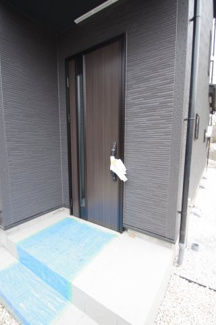 【玄関】 | 【仲介手数料無料！！】稲城市若葉台１丁目　新築戸建て（全4棟）2号棟　5249万円 | 玄関扉はカードキー対応