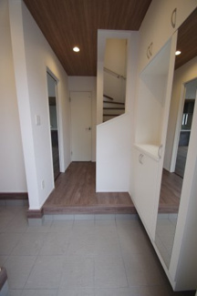 【玄関】 | 【仲介手数料無料！！】稲城市若葉台１丁目　新築戸建て（全4棟）2号棟　5249万円