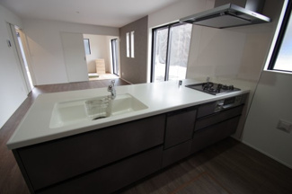 【キッチン】 | 【仲介手数料無料！！】稲城市若葉台１丁目　新築戸建て（全4棟）2号棟　5249万円