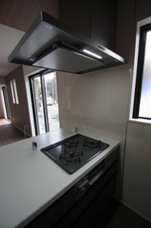 【キッチン】 | 【仲介手数料無料！！】稲城市若葉台１丁目　新築戸建て（全4棟）2号棟　5249万円 | フラット型レンジフード