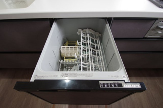 【キッチン】 | 【仲介手数料無料！！】稲城市若葉台１丁目　新築戸建て（全4棟）2号棟　5249万円 | ビルトイン食洗機