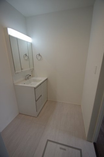 【脱衣所】 | 【仲介手数料無料！！】稲城市若葉台１丁目　新築戸建て（全4棟）2号棟　5249万円 | 洗面所