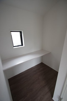 【その他】 | 【仲介手数料無料！！】稲城市若葉台１丁目　新築戸建て（全4棟）2号棟　5249万円 | 主寝室内の書斎（サービスルーム）1.5帖