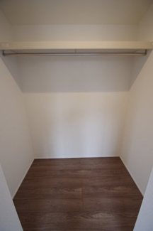 【収納】 | 【仲介手数料無料！！】稲城市若葉台１丁目　新築戸建て（全4棟）2号棟　5249万円 | 主寝室内のWIC（ウォークインクローゼット）