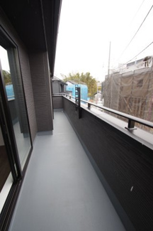 【バルコニー】 | 【仲介手数料無料！！】稲城市若葉台１丁目　新築戸建て（全4棟）2号棟　5249万円 | 南面ワイドバルコニー