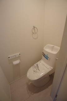 【トイレ】 | 【仲介手数料無料！！】稲城市若葉台１丁目　新築戸建て（全4棟）2号棟　5249万円