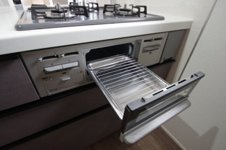 【キッチン】 | 【仲介手数料無料！！】稲城市若葉台１丁目　新築戸建て（全4棟）2号棟　5249万円 | グリル