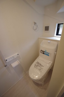 【トイレ】 | 【仲介手数料無料！！】稲城市若葉台１丁目　新築戸建て（全4棟）2号棟　5249万円 | 1階トイレ