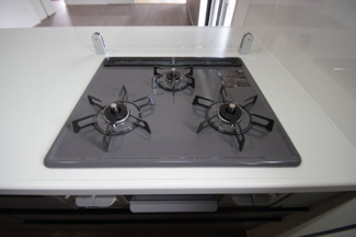 【キッチン】 | 【仲介手数料無料！！】稲城市若葉台１丁目　新築戸建て（全4棟）2号棟　5249万円 | 3口コンロ