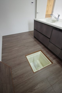 【キッチン】 | 【仲介手数料無料！！】稲城市若葉台１丁目　新築戸建て（全4棟）2号棟　5249万円 | 床下収納