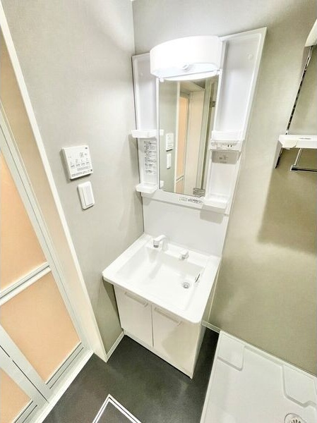 アラウンドスカイの洗面所|ゆったりとスペースのある洗面所