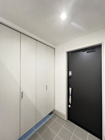 大和高田市大字西坊城全３区画　3号地の玄関|土間収納付き開放的な内玄関