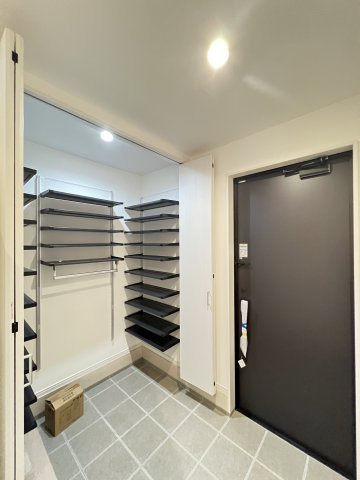 大和高田市大字西坊城全３区画　3号地の玄関|大容量のシューズボックス付きで玄関がスッキリです