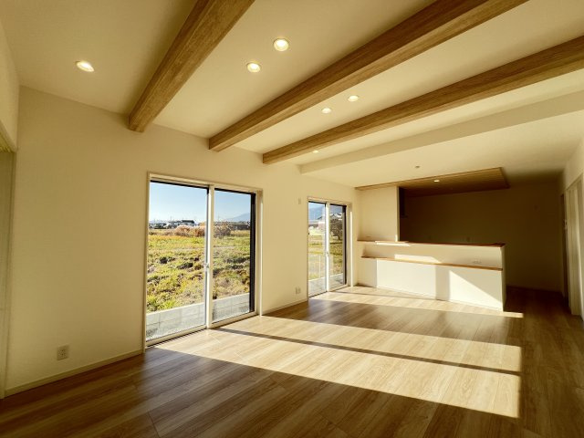 大和高田市大字西坊城全３区画　3号地の居間・リビング|団らんに嬉しい対面式システムキッチンのＬＤＫ１９帖