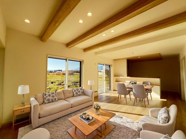 大和高田市大字西坊城全３区画　3号地の居間・リビング|団らんに嬉しい対面式システムキッチンのＬＤＫ１９帖（画像の家具はAIによる作成です）