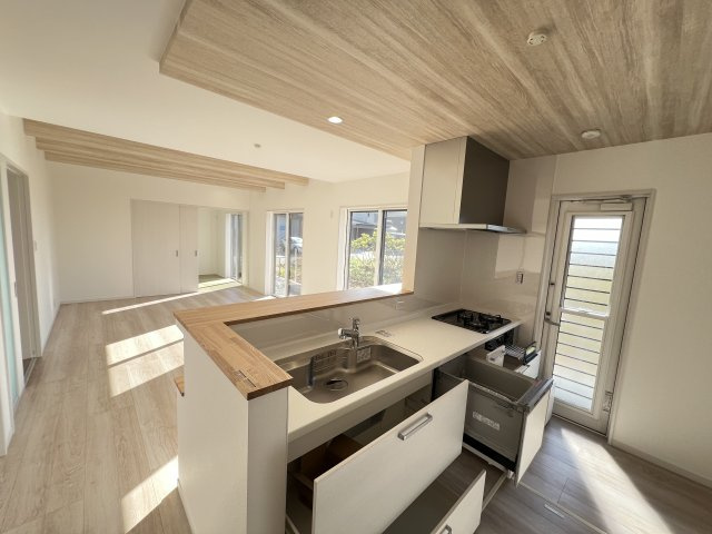 大和高田市大字西坊城全３区画　3号地のキッチン|切り替え天井がオシャレなキッチンです