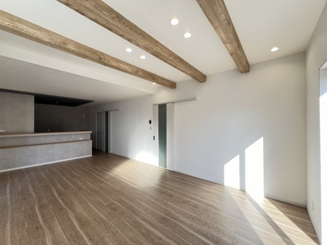 大和高田市大字西坊城全３区画　2号地の居間・リビング|ＬＤＫ1９帖　明るく開放的な空間です♪