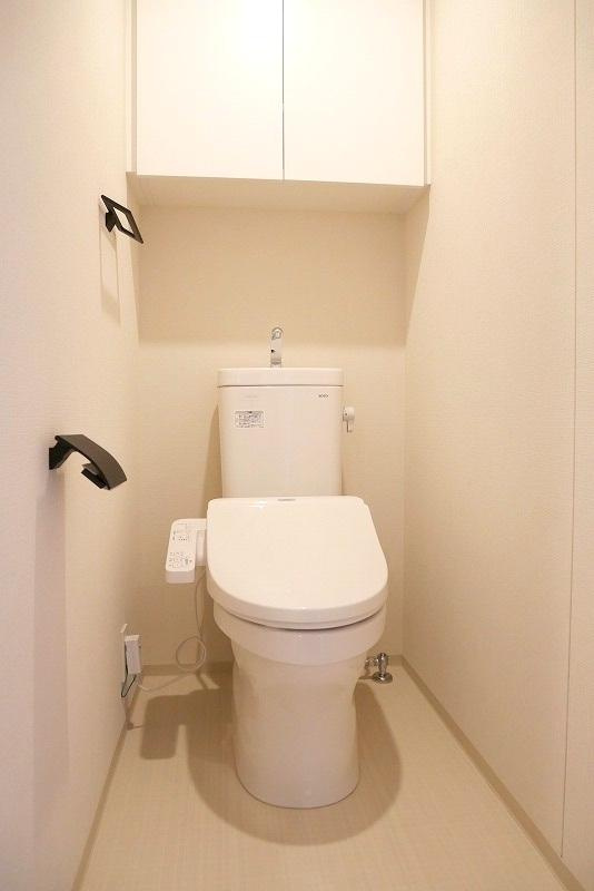 新宿区西落合４丁目の賃貸マンションのトイレ