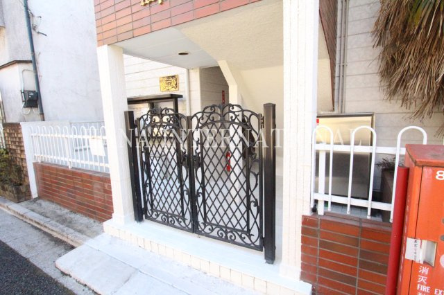 レオパレスヒロのエントランス