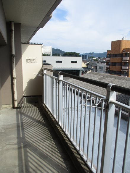 山本ビルのバルコニー|暖かな日差しのふりそそぐバルコニー※同タイプのお部屋になります。