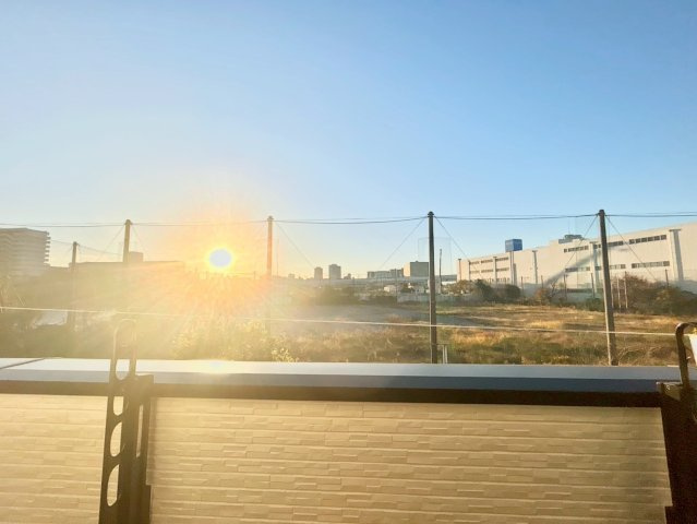 墨田区墨田5丁目　新築戸建　全2棟のバルコニー|2025.12.04撮影

現地ご見学希望・資料請求などお気軽にお問い合わせ下さい！
03-5990-5201