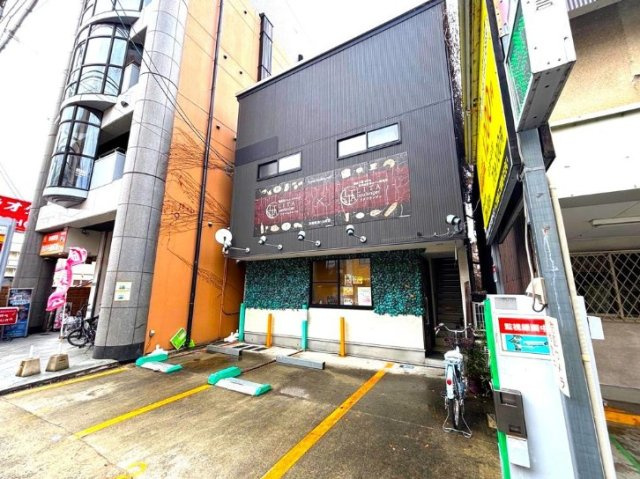 176号沿ロードサイド　店舗・パーキングつき共同住宅の外観