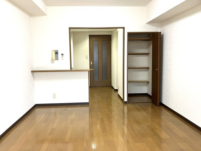 コンフォート東麻布の居間・リビング|使いやすいカウンター付きの居室です