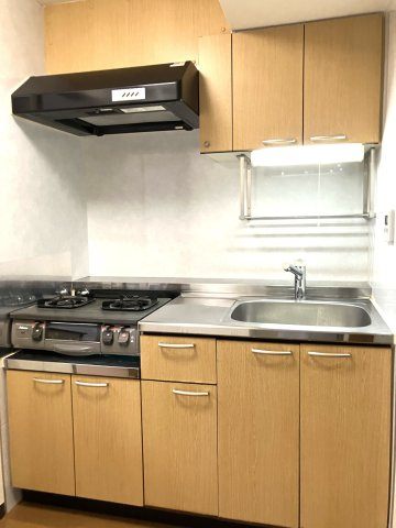 コンフォート東麻布のキッチン|2口ガスコンロはグリル付きなのでお料理好きの方にぴったり