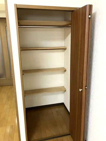 コンフォート東麻布の収納|奥行きのあるクローゼットには棚もついているので便利です
