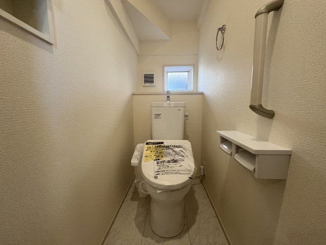 秘密基地どころか憩いの場所に！畳ロフトがGOOD！な【泉区上飯田町新築戸建】のトイレ