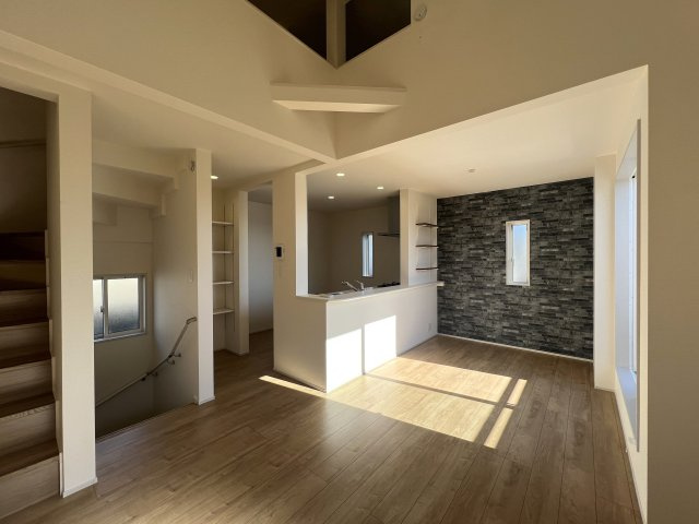 秘密基地どころか憩いの場所に！畳ロフトがGOOD！な【泉区上飯田町新築戸建】の居間・リビング