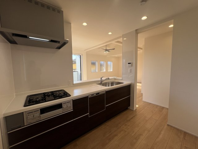 秘密基地どころか憩いの場所に！畳ロフトがGOOD！な【泉区上飯田町新築戸建】のキッチン