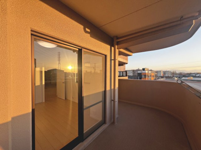 【バルコニー】 | ディオ・フェルティ白鷺 | 【ワイドバルコニー】開放感のあるバルコニーです♪お洗濯も楽々快適に干せますよ♪南面バルコニーですので、日当たり良好で洗濯物がよく乾きますよ！